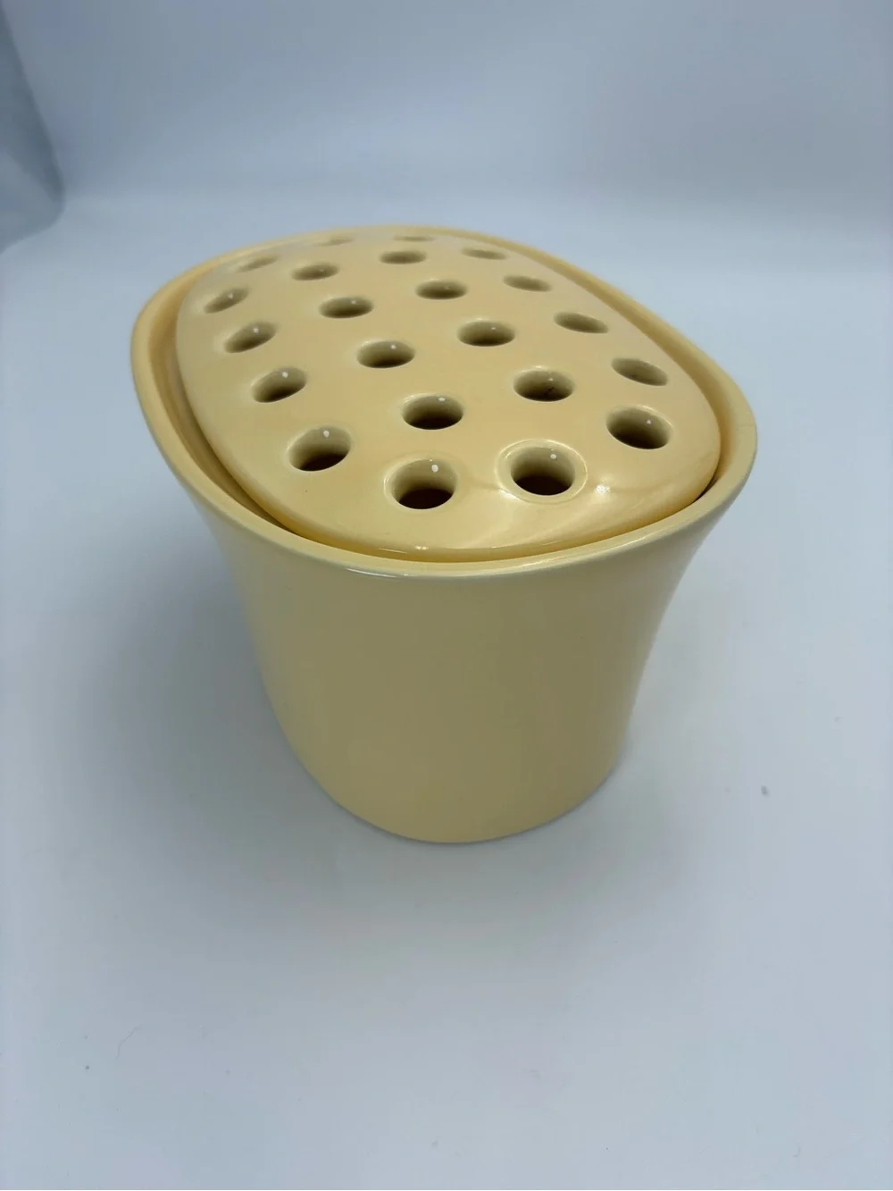Vintage Southern Living At Home Butter Yellow Glazed Ceramic Vase w/Floral Frog